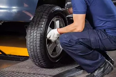 como-cambiar-la-llanta-de-un-carro.webp