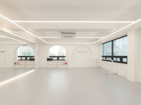 화이트 톤의 무용 학원 인테리어