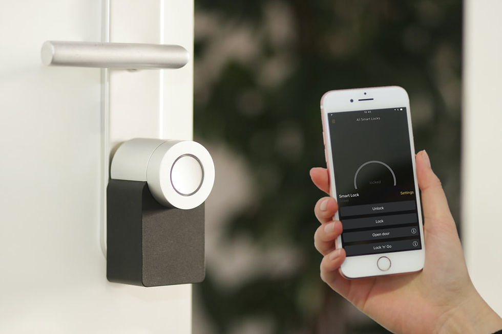 Fechadura de uma porta sendo controlada por um celular