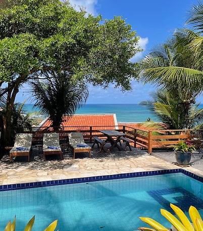 Piscina com espreguiçadeiras