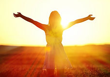 Femme épanouie au soleil