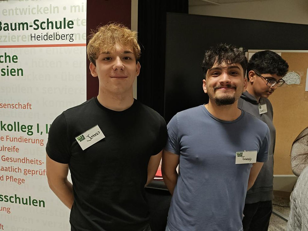 Ein breites Spektrum aus der Arbeits- und Berufewelt bei der Berufebörse 2025 an der Humboldt-Realschule Eppelheim. Besonders schön: Viele bekannte Gesichter ehemaliger "Humboldtianer" zeigen, dass es die Schule ernst meint, wenn sie sagt: "Wir sorgen für den Anschluss nach dem Abschluss!"