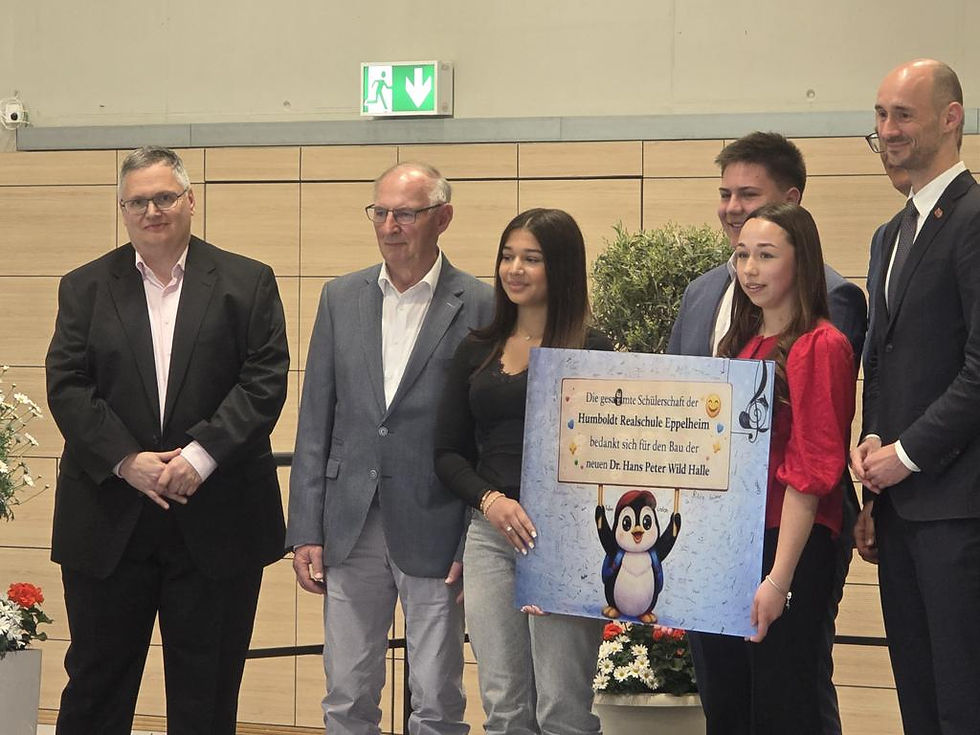 Über 400 Unterschriften zieren die Dankeskarte, die die Schülersprecher der Humboldt-Realschule den Vertretern der Wild-Stiftung als Zeichen der Dankbarkeit übergaben