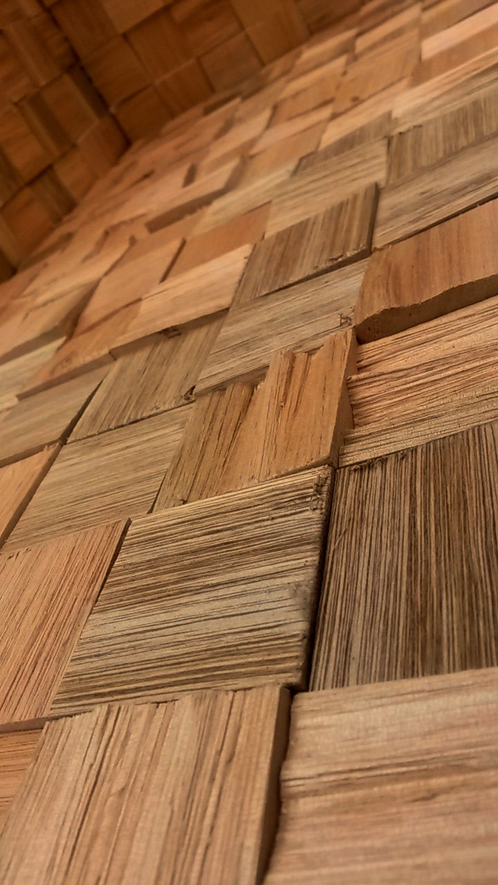 revestimiento madera hachada damero
