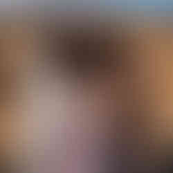 couple se penchant pour étreindre une petite fille souriante