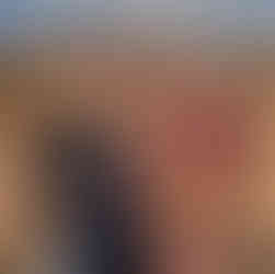 portrait de famille avec des collines en arrière-plan