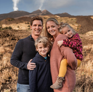 portrait de famille avec des collines en arrière-plan