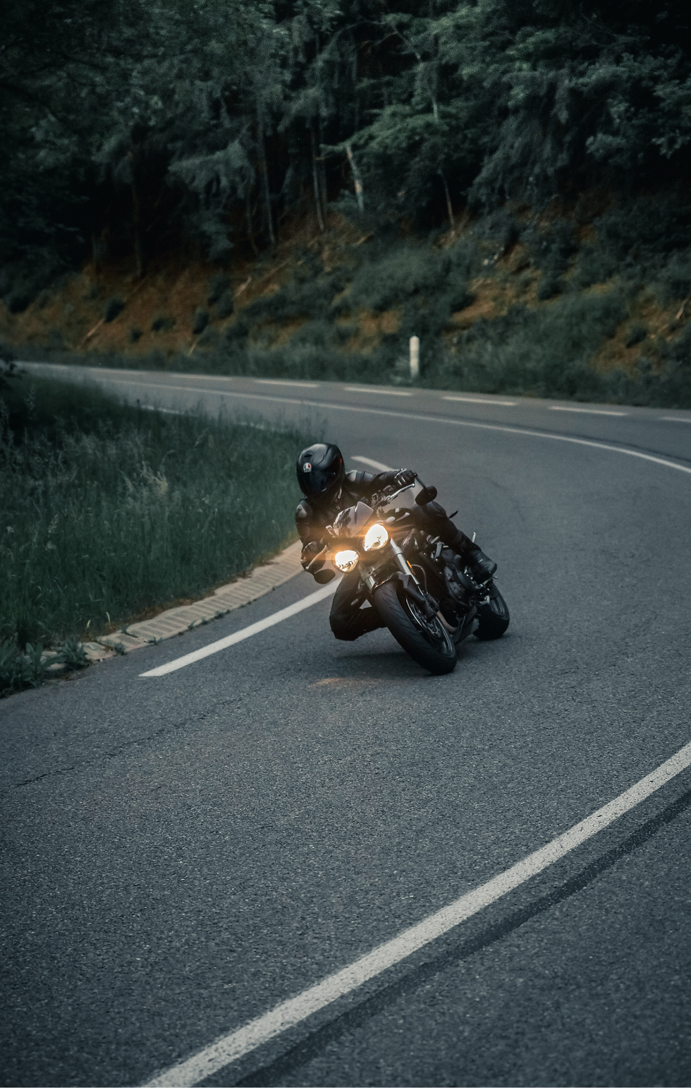 Moto Triumph penchée dans un virage.