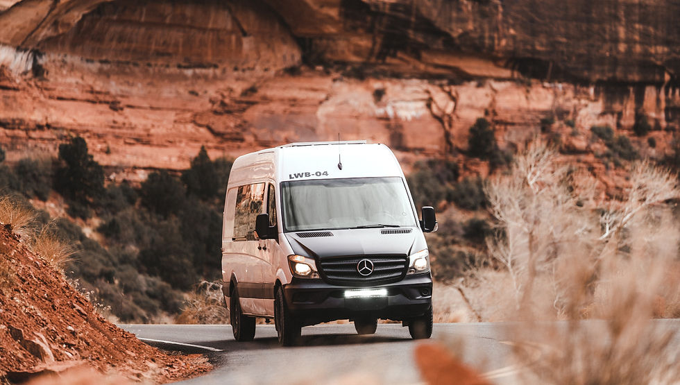Utilitaire Mercedes sur une route de montagne désertique.