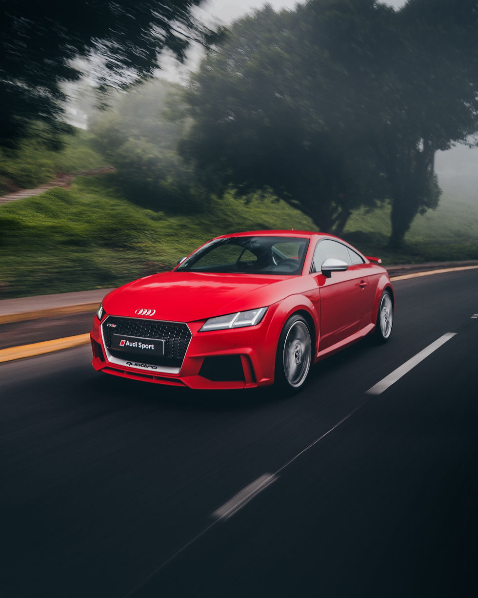 Voiture Audi TT sportive sur une route.