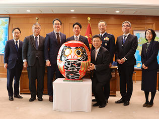 勇気凛々、変革進取　防衛省だるま目入れ式