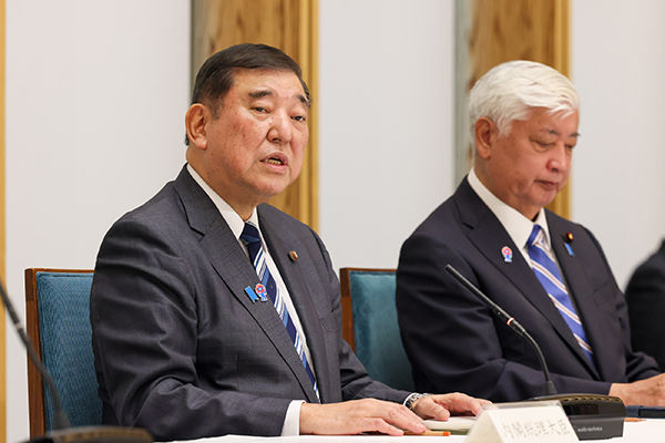 会議に出席した石破首相(左)と中谷防衛相(6月10日、首相官邸)=首相官邸提供