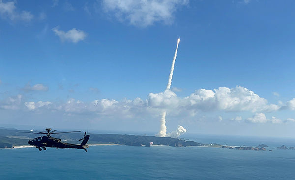 「H3」7号機が打ち上げられた瞬間を演習中のヘリが撮影（10月26日、鹿児島県南種子町）＝陸自目達原駐屯地公式Xから