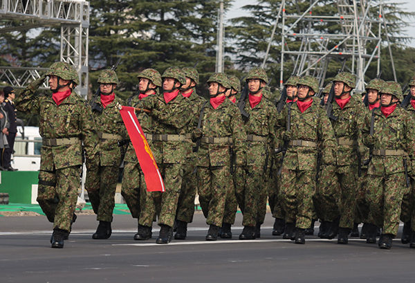 自衛隊観閲式で行進する陸上自衛官（2024年11月9日、朝霞駐屯地）