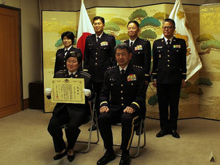 陸幕長　お笑い芸人「やす子」に褒賞（2025年3月25日）