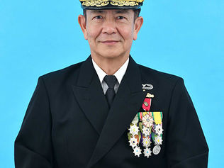 海上幕僚長　齋藤　聡　トンプソン大佐の墓前で