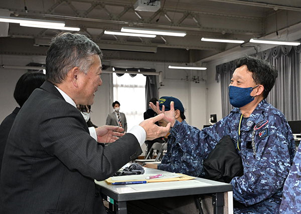 会場には業種ごとに7つのブースが設けられた（いずれも海自4術校）