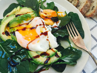 5 minutes edible beauty treatment: Poached eggs with baby spinach and avocado