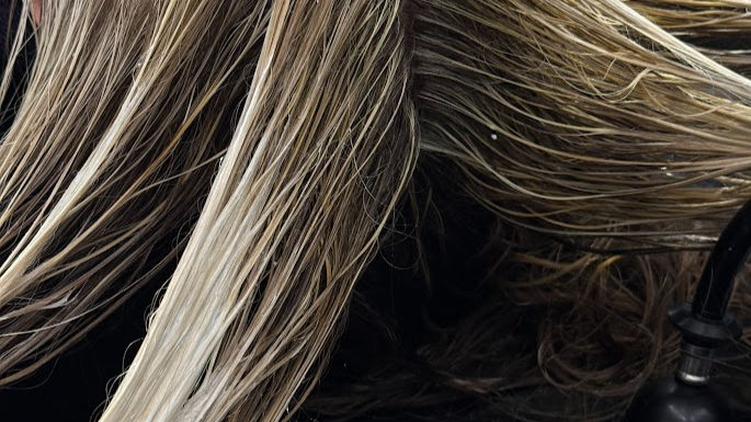 a wet balayage in a shampoo bowl to brighten the ends of a lived in blonde