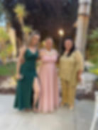 הלוק של שמלת ערב לאמא של הכלה שבחרנו הוא לא שמלה בכלל, אלא חליפה.