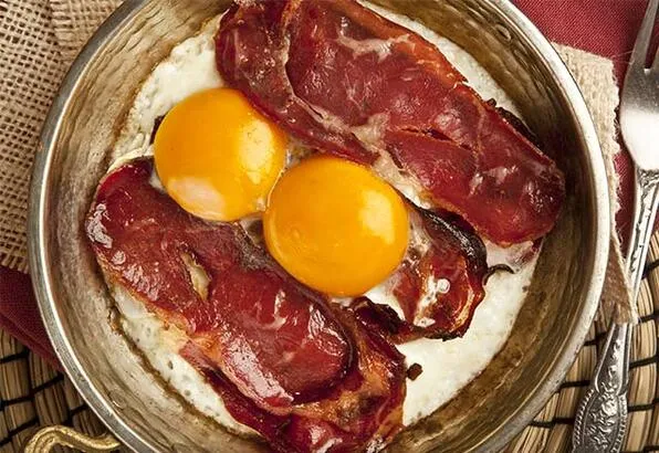 Egg with pastrami