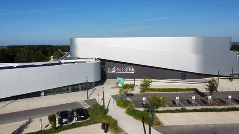 Vue aérienne du chantier de terrassement du nouveau centre aquatique, sportif et culturel PALESTRA et le terrassement des parkings en 2018. Plusieurs engins de chantier de la société SAS André Boureau sont actifs sur l'image. Ce centre se situe à Chaumont, en Haute-Marne, dans le Grand-Est, en France et les travaux pour lesquels Boureau a participé ont coûté 783 921€.
