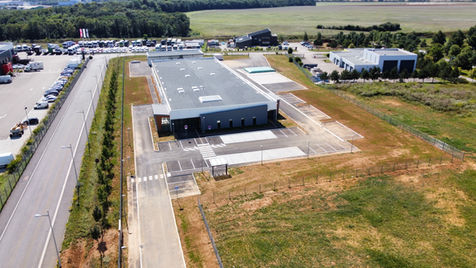 Vue aérienne d'un bâtiment industriel situé à Chaumont, en Haute-Marne, dans le Grand Est, dont le terrassement a été réalisé par l'entreprise SAS André BOUREAU en 2024
