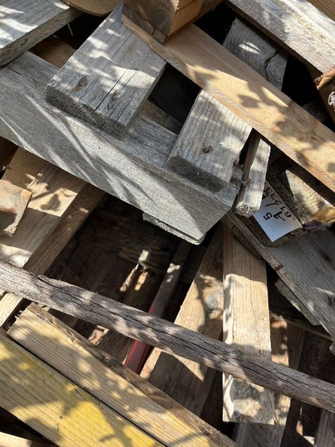 Grosse benne contenant du bois en vrac et permettant le tri et le recyclage du bois. Une pancarte indiquant quoi mettre dans la benne montre l'attention que porte TPVS au tri des déchets. Ces déchets sont stockés à Courteron, dans l'Aube, dans le Grand-Est, en France.