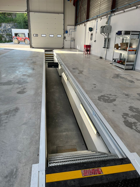 Photo d'une fosse qui se trouve dans l'atelier de l'entreprise i-Terra, à Vendeuvre-sur-Barse, dans l'Aube, dans le Grand-Est, en France. Ces fosses sont éclairées et équipées, entre autres, de cuves de vidanges, de couvertures électriques sécurisées et de moteurs de désenfumage des gaz d'échappement.