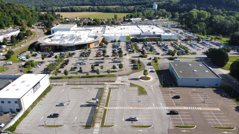 Vue aérienne du parking du centre commercial du Moulin Neuf (Leclerc) de Chaumont , en Haute-Marne, dans le Grand-Est, en France. Ce chantier, réalisé par la SAS André Boureau, consistait en la restructuration complète et l'agrandissement du parking du centre commercial et la construction d'une station service et station essence. Le coût total s'élevait à 3 125 000€