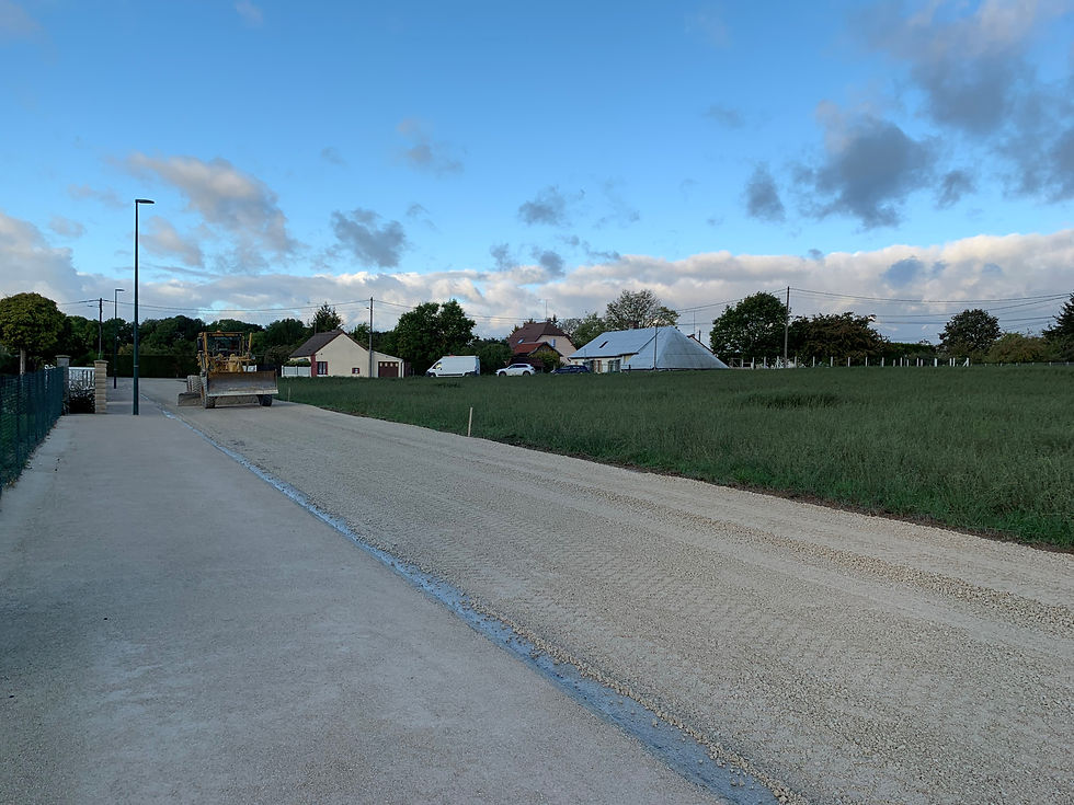 Niveleuse terminant un chantier de terrassement de l'entreprise i-Terra à Dierrey, dans l'Aube, dans le Grand-Est, en France.