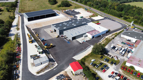 Vue aérienne d'une entreprise dont le terrassement des nouveaux bureaux ainsi que tous les aménagements extérieurs (parking, chemins en enrobé...) ont été réalisés par la SAS André BOUREAU en 2024. L'entreprise est située à Chaumont, en Haute-Marne dans le Grand Est