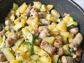 Poêlée rustique aux pommes de terre, courgettes et chipolatas, parfumée au serpolet sauvage 🌸