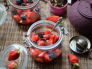 Soupe de fraises et mûres, sirop infusé au thé aux épices