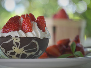 🍓 Coupes bicolores en chocolat, chantilly vanillée & fraises marinées