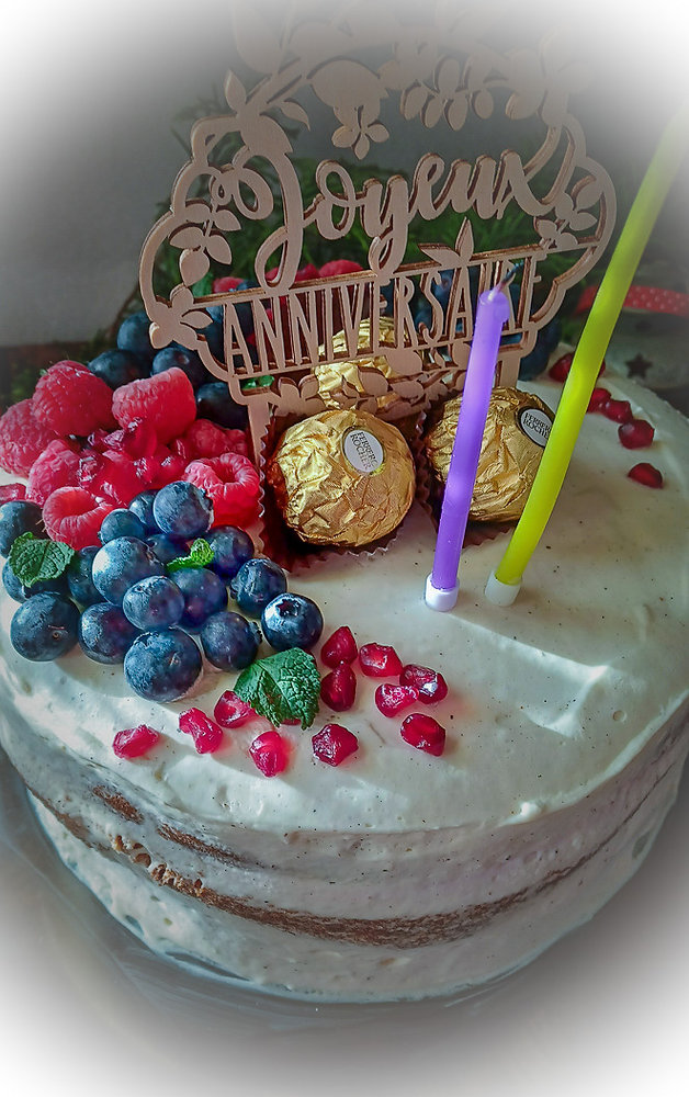 Molly Cake Façon Nude Cake à la Compotée de Framboises, Ganache Montée Chocolat Blanc Vanille et Fruits Frais