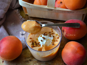 Mousse d'abricots et tuiles aux éclats de pistache