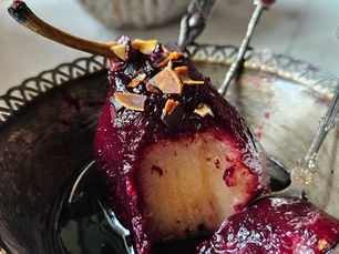 🍐 Poire pochée au vin rouge épicé, amandes torréfiées & sirop réduit