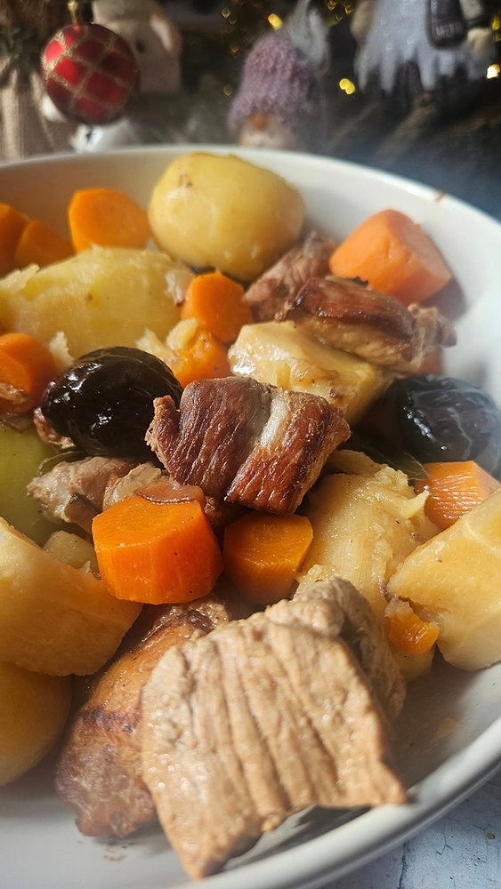 🍴 Sauté de porc aux pruneaux et légumes racines : le plat réconfortant du week-end pluvieux