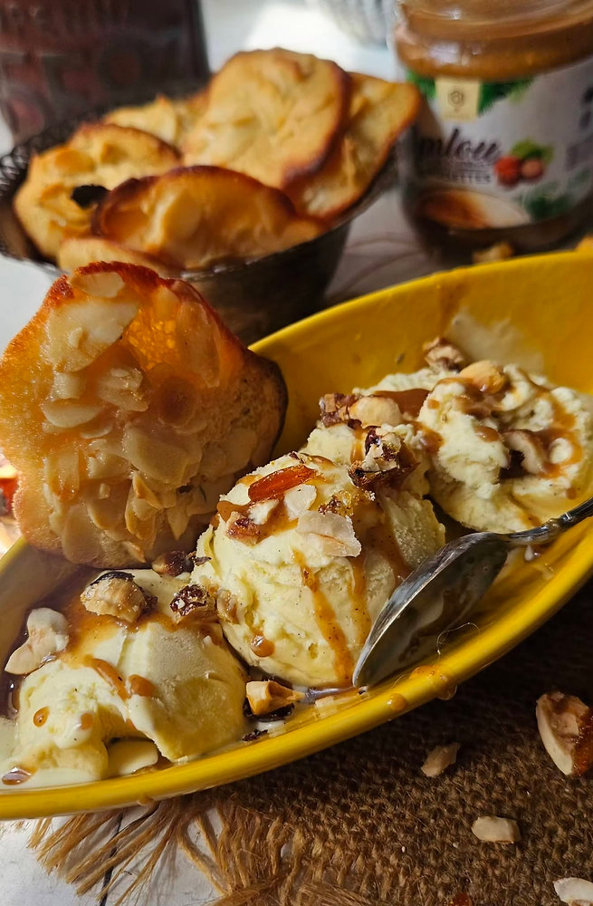 🍨 Glace à la vanille nappée d’amlou aux noisettes