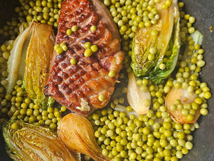 🦆 Magret de canard aux petits pois, oignons cébettes & sucrines braisées
