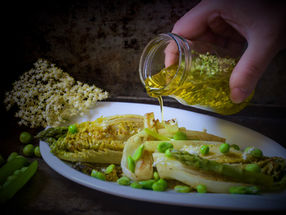 Salade printanière de sucrine, fèves et petits pois, huile infusée aux fleurs de sureau