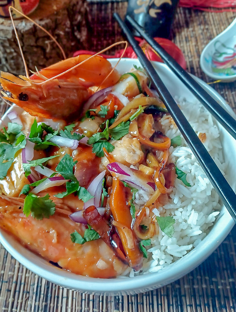 Wok de poisson et crevettes en sauce aigre-douce (Sweet and Sour Fish and Shrimp Stir-fry) 🍤🐟🍚