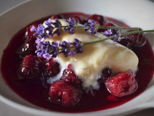 Soupe de cerises noires et glace à la lavande