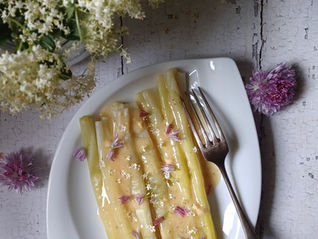 🌿 Poireaux Crayons, Vinaigrette à la Fleur de Sureau