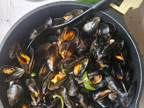 🌶️ Moules à la basquaise revisitée : Pimientos de Padron, Bayonne & soleil en cocotte