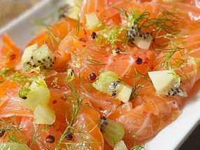 🥝 Gravlax de saumon au kiwi, baies roses et aneth : fraîcheur nordique