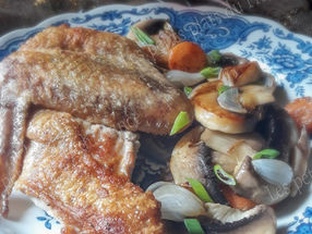 Suprêmes de pintade rôtis, garniture de champignons