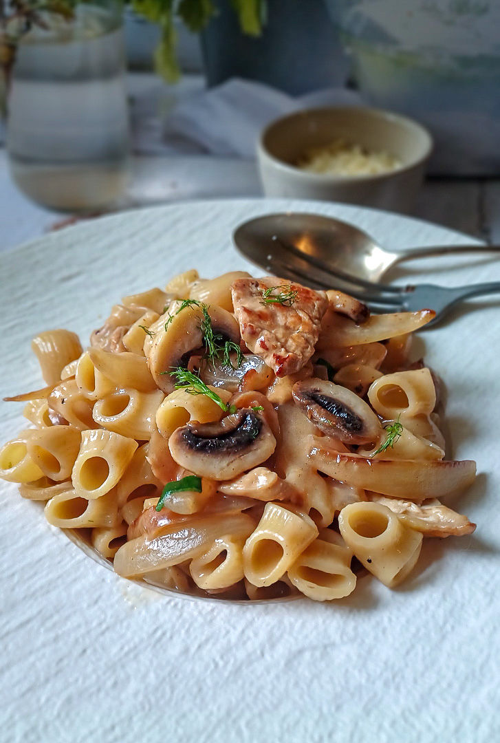 Lumache con pollo e funghi