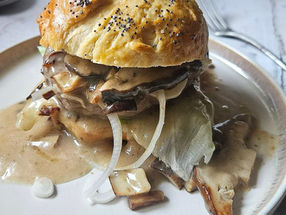 Burger Gourmet aux Cèpes & Pain Maison : L’élégance dans un bun ! 🍄🍔